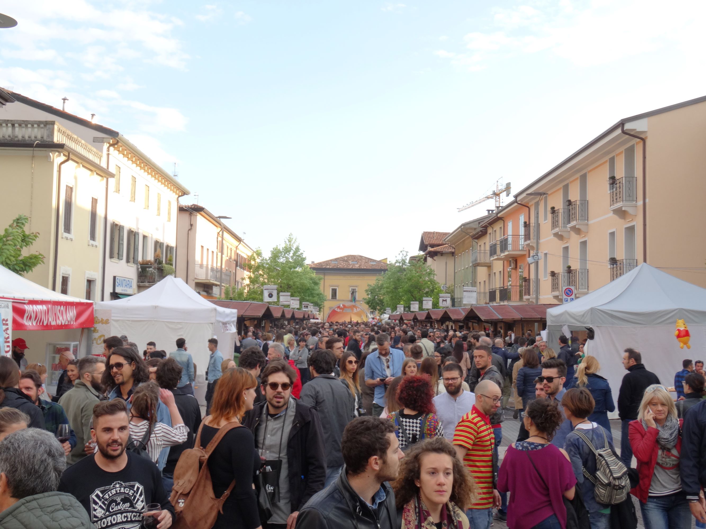 Gaden med udstillerne